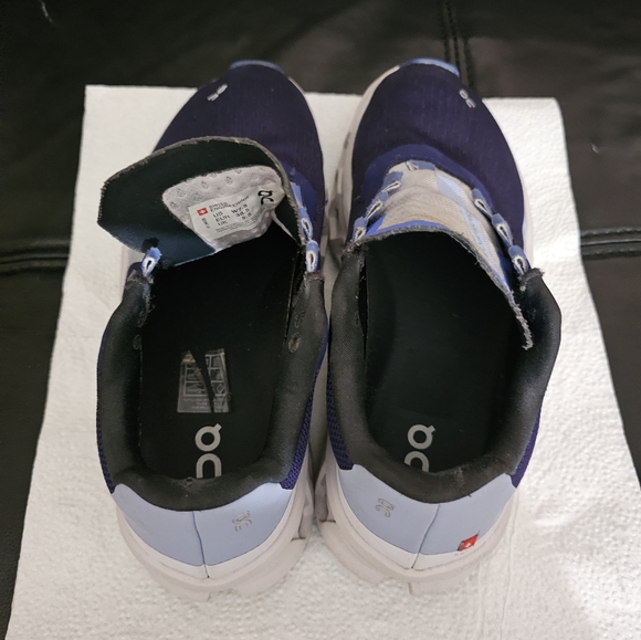 On sneakers - Picture 6 of 9